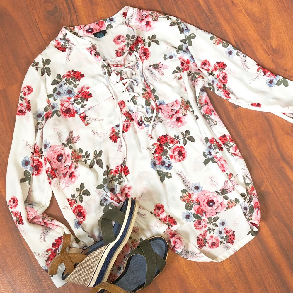 ❌❌SOLD❌❌Lovely tie-up blouse